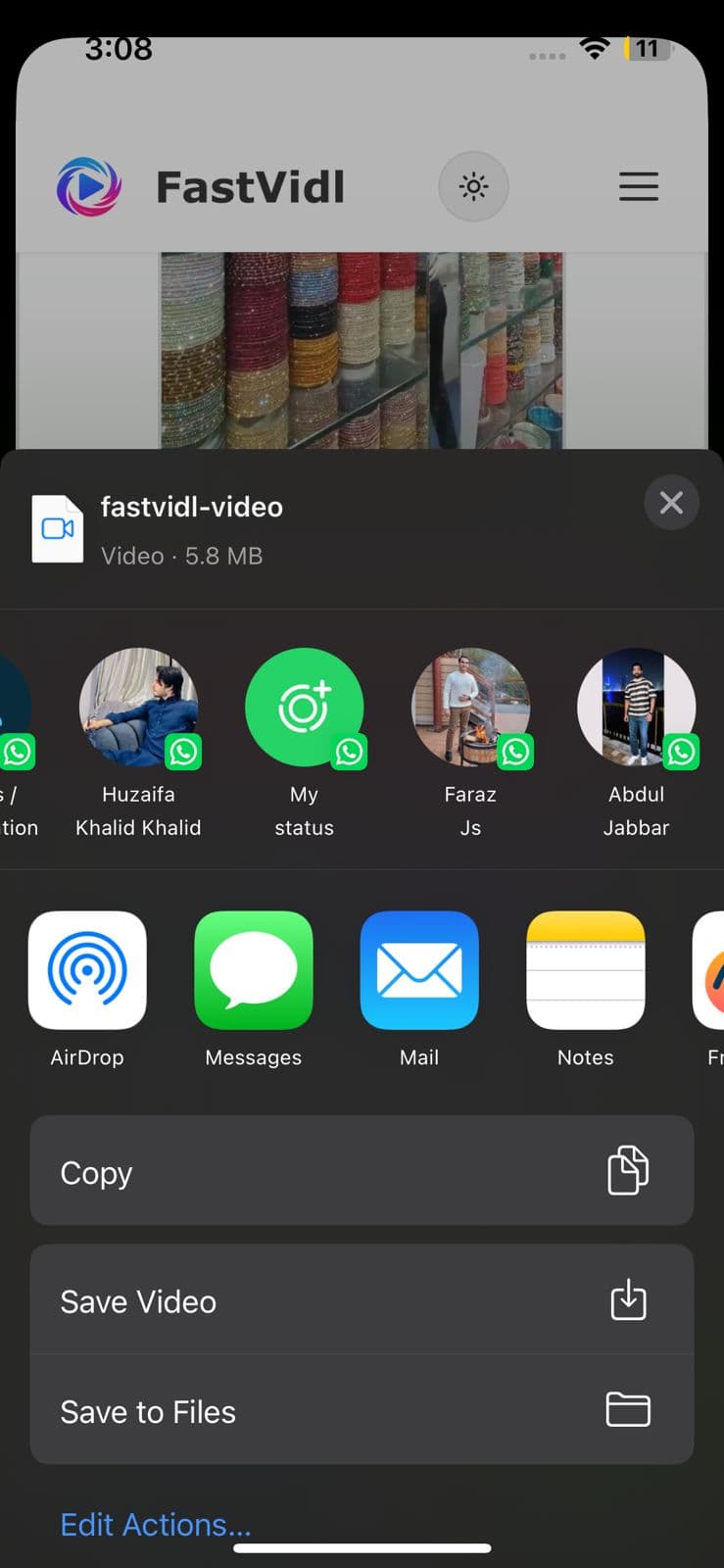 تعرض ورقة مشاركة iOS حفظ الفيديو لحفظ المقطع في الصور